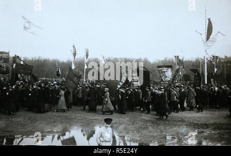 Questa cartolina mostra una processione che ha avuto luogo a Pietrogrado per la Festa del Lavoro in 1918. La leggenda si legge: 'prima celebrazione proletaria, il 1 maggio 1918 a Petrograd'. Foto Stock