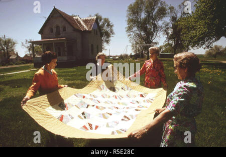 Membri del Fairmont Golden Circle cittadini Senior Club quilt in attesa hanno reso. È stato sorteggiato off durante la città alla centennial a maggio 1973. Sullo sfondo il Fairmont la più antica costruzione, circa 100 anni, Maggio 1973 Foto Stock