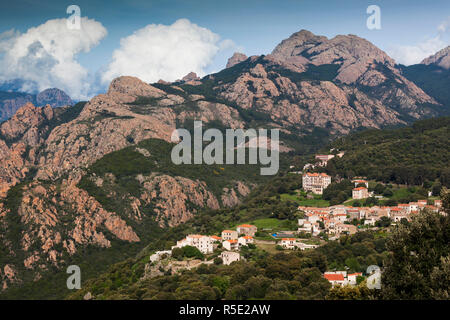Francia, Corsica, Corse-du-Sud dipartimento, regione Calanche, Piana, elevati vista città Foto Stock