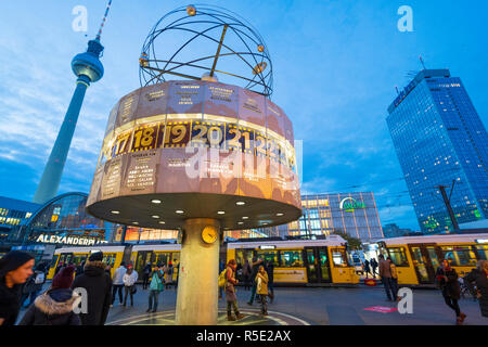 Vista serale del World Clock e la torre della televisione o Fernsehturm, a Alexanderplatz , Mitte, Berlin , Germania Foto Stock