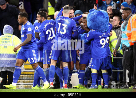 Cardiff City's Junior Hoilett (seconda a destra) punteggio celebra il suo lato il secondo obiettivo del gioco con i compagni di squadra durante il match di Premier League a Cardiff City Stadium. Foto Stock