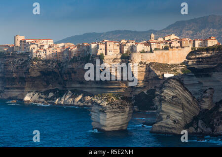 Francia, Corsica, Corse-du-Sud Dipartimento, Corsica Costa Sud Regione, Bonifacio, il circuito des Falaises, Cliff Walk, vista in elevazione della città e scogliere Foto Stock