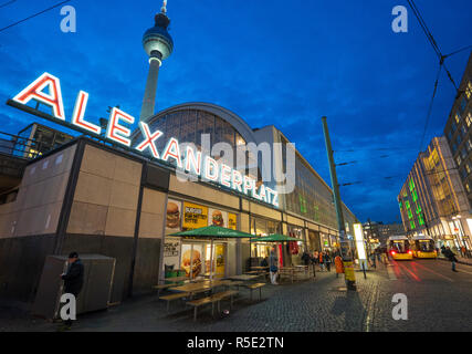 Vista della stazione ferroviaria Alexanderplatz e Torre televisiva o Fersehturm a Mitte inn Berlin, Germania Foto Stock