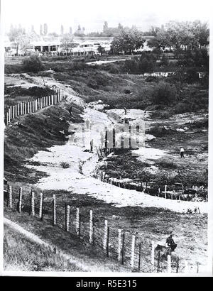 Berlino, agosto 1961 - In un ultimo tentativo di fermare il flusso di rifugiati in fuga da Germania est attraverso Berlino ovest, il governo comunista della zona sovietica spostato su agosto xiii al blocco di Berlino Est con truppe, blocchi stradali e filo spinato Foto Stock