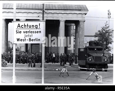 Agosto 1961 - Est le truppe tedesche e 'Persone della polizia di' Blocco Porta di Brandeburgo Foto Stock