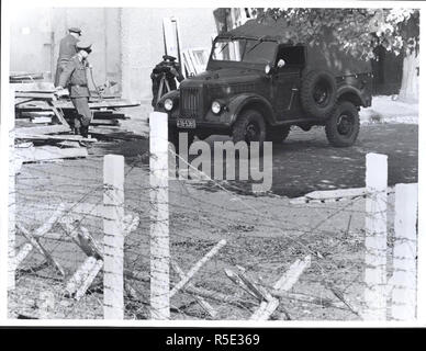 Il nuovissimo "arma" dei comunisti in Berlino est-ovest guerra fredda è la fotocamera. Dopo settimane di ducking fotografie scattate da ovest, i comunisti inizio questo mese ha iniziato le riprese di immagini se stessi su tutta la linea. Sempre in vista piana, i fotografi sembrano essere il tentativo di intimidire i berlinesi ovest suggerendo che la foto sarà messo sul file che deve essere utilizzato per la successiva identificazione. L'inquietante fotografare ha avuto alcuna apparente influiscono sulla West i berlinesi, tuttavia, che continuano a raccogliere dalla riga di onda per amici o jeer il 'popolo della polizia di guardie" sull'altro lato. La maggior parte Foto Stock