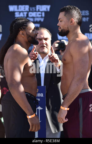 Joe Hanks e Joe Joyce frequentare il funzionario pesare-in del Heavyweight Championship bout al Staples Center di Los Angeles. Stampa foto di associazione. Picture Data: Venerdì 30 Novembre, 2018. Vedere PA storia boxing di Los Angeles. Foto di credito dovrebbe leggere: Lionel Hahn/PA FILO Foto Stock