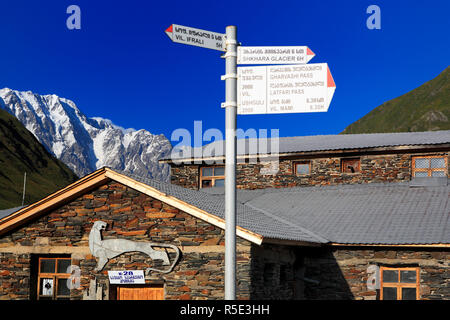 Villaggio vicino a picco Shkhara (5068 m), Ushghuli comunità Svanetia superiore, Georgia Foto Stock