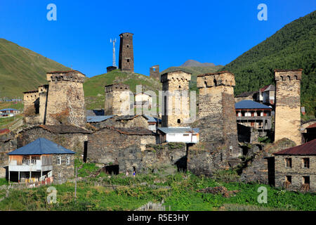 Villaggio vicino a picco Shkhara (5068 m), Ushghuli comunità Svanetia superiore, Georgia Foto Stock