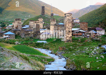 Villaggio vicino a picco Shkhara (5068 m), Ushghuli comunità Svanetia superiore, Georgia Foto Stock