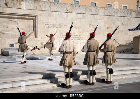 La Grecia, Attica, Atene, Piazza Syntagma, gli edifici del Parlamento europeo, Protezioni Evzone durante la cerimonia del cambio della guardia presso la tomba del Soldato sconosciuto Foto Stock