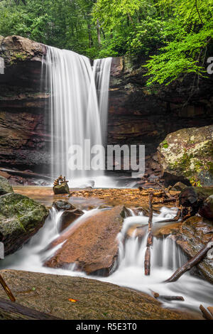 Come visto da valle in una nebbiosa giornata, cetriolo immerge cade su di una scogliera sul suo modo al vicino fiume Youghiogheny in Laurel Highlands di P Foto Stock