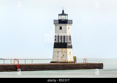 La storica Presque Isle North Pierhead, noto anche come il porto di Erie North Pier di luce, segna la stretta insenatura tra il Lago Erie e Presque Isle Ba Foto Stock