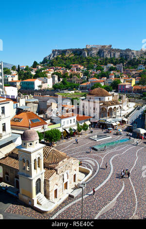 Vista in elevazione su Piazza Monastiraki, l'Acropoli e Partenone, Monastiraki, Atene, Grecia Foto Stock