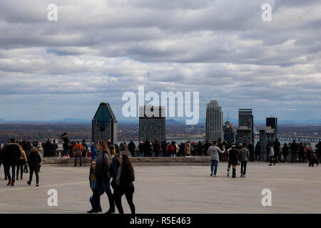 Montreal, Quebec / Canada - Ottobre 21, 2018. Mount Royal Belvedere piena di gente. Foto Stock