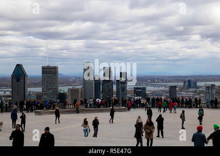 Montreal, Quebec / Canada - Ottobre 21, 2018. Mount Royal Belvedere piena di gente. Foto Stock