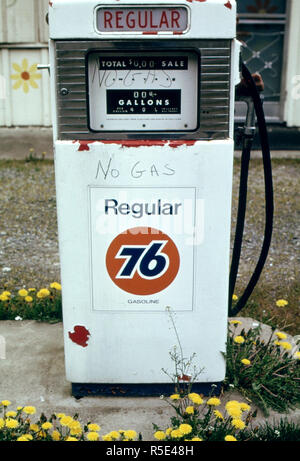 Aprile 1974 - rivenditori indipendenti e grande olio azienda rivenditori cominciarono a chiudere alcune stazioni permanentemente durante la penuria di benzina in inverno del 1973-74 hanno. Pompe come questi in Shelton, nello Stato di Washington a ovest di Olimpia divenne più comuni come le carenze influenzato l'economia da vari angoli 04/1974 Foto Stock