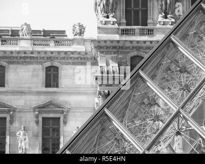 Il Palais du Louvre, Paris, Francia: la piramide nel centro della Cour Napoleone e il Pavillon Denon al di là. Versione in bianco e nero Foto Stock