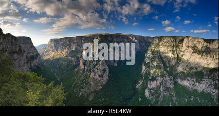 Grecia Epiro, ragion Zagorohoria montagne, Vikos Gorge National Park (mondo gola più profonda) Foto Stock