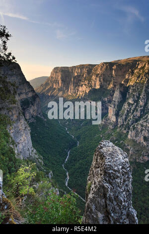 Grecia Epiro, ragion Zagorohoria montagne, Vikos Gorge National Park (mondo gola più profonda) Foto Stock