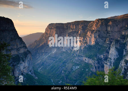 Grecia Epiro, ragion Zagorohoria montagne, Vikos Gorge National Park (mondo gola più profonda) Foto Stock