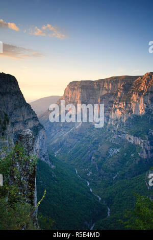 Grecia Epiro, ragion Zagorohoria montagne, Vikos Gorge National Park (mondo gola più profonda) Foto Stock