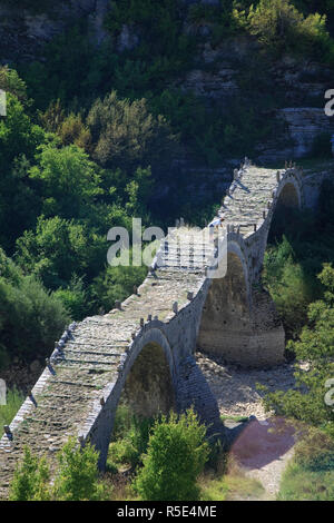 Grecia Epiro, ragion Zagorohoria montagne, Vikos Gorge National Park (mondo gola più profonda), Kipi antico ponte in pietra Foto Stock