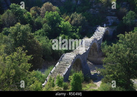 Grecia Epiro, ragion Zagorohoria montagne, Vikos Gorge National Park (mondo gola più profonda), Kipi antico ponte in pietra Foto Stock