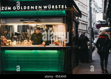 Vienna, Austria - 25 Novembre 2018: il personale che lavora presso il Zum Goldenen Wursten ("Golden salsicce') stand di Vienna in Austria. Cavalletti di salsiccia sono ve Foto Stock