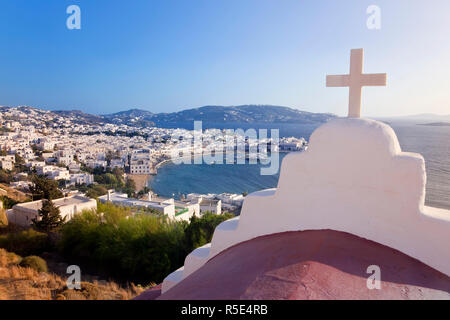 Vista in elevazione oltre il porto e la città vecchia, Mykonos (Hora), Isole Cicladi Grecia, Europa Foto Stock