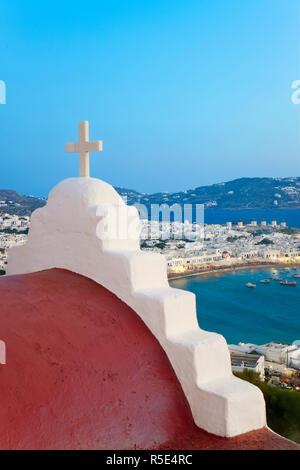 Vista in elevazione oltre il porto e la città vecchia, Mykonos (Hora), Isole Cicladi Grecia, Europa Foto Stock