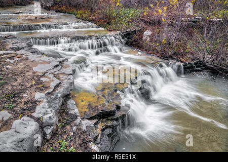 Piccola Sorella cade, una piccola caduta di acqua in Owen County, Indiana è stato Lieber Recreation Area plätscherten le battute di calcare in autunno. Foto Stock