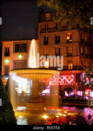 Place Pigalle, nono arrondissement, Parigi, Francia: la fontana e la revue theatre, illuminata di notte Foto Stock