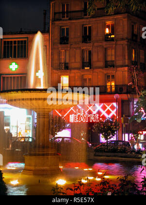 Place Pigalle, nono arrondissement, Parigi, Francia: la fontana e la revue theatre, illuminata di notte Foto Stock