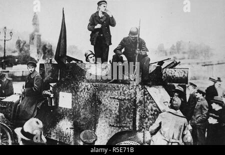 I disordini in Berlino, Germania. Furgoni blindati pattuglia delle Guardie rosse in Unter der Linded godere di breve tregua nel corso dei combattimenti con Spartacans ca. 1919 Foto Stock