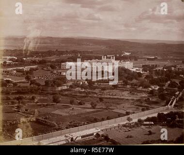 Palazzi di HH Maharaja Sindhia a Gwalior [Lashkar], dal Fort. Vista panoramica composta da due stampe, guardando sopra il paese dal fort, verso l'enorme Jai Vilas Palace, costruito in stile europeo nei primi 1870s. . India, 1882. Fonte: Photo 2/4.(84). Lingua: Inglese. Autore: Dayal, Deen. Foto Stock