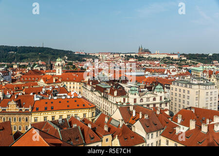 Tetti e il Castello di Praga nella distanza dal municipio della città vecchia torre, Città Vecchia, Praga, Repubblica Ceca Foto Stock