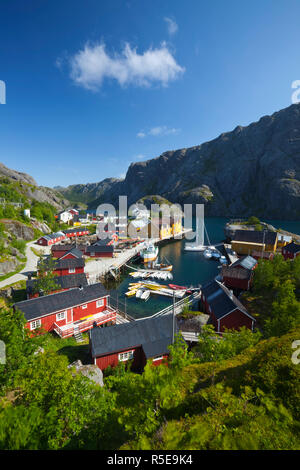 L'idilliaco villaggio di pescatori di Nusfjord, Flakstadoy, Isole Lofoten, Nordland, Norvegia Foto Stock