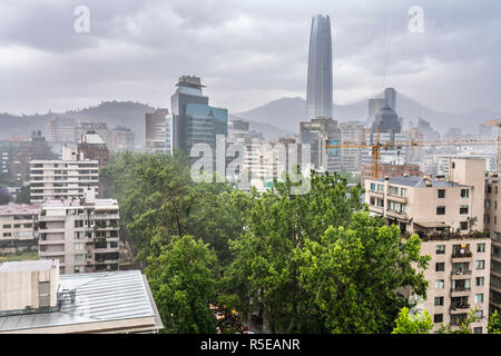 Fantastiche vedute della città di Santiago del Cile strade durante un giorno di tempesta con i lotti di acqua gocce che cadono dal cielo con la pioggia pesante sulla città Foto Stock