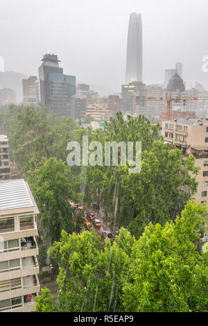 Fantastiche vedute della città di Santiago del Cile strade durante un giorno di tempesta con i lotti di acqua gocce che cadono dal cielo con la pioggia pesante sulla città Foto Stock