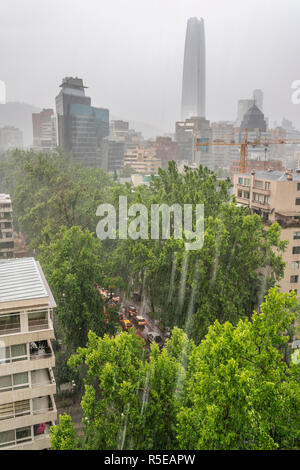 Fantastiche vedute della città di Santiago del Cile strade durante un giorno di tempesta con i lotti di acqua gocce che cadono dal cielo con la pioggia pesante sulla città Foto Stock