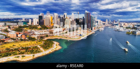 Nuovo e moderno sullo sviluppo urbano Barangaroo sulle sponde del porto di Sydney a Sydney CBD della città sotto il cielo nuvoloso nel panorama dell'antenna sulle acque di Darling harbo Foto Stock