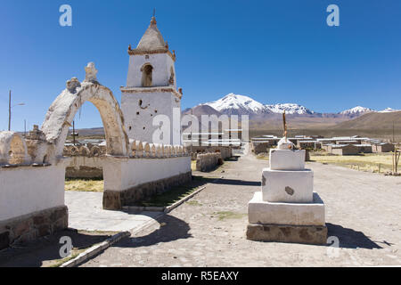 Adobe Chiesa nell'Altiplano cileno Foto Stock