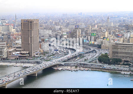 Il Cairo, Egitto - FEBRUAR 25: Il Cairo città dalla torre a febbraio 25, 2010. Città e il ponte sul fiume Nilo in Egitto. Foto Stock