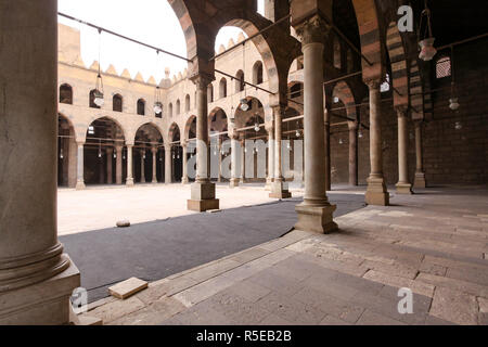 Il Cairo, Egitto - 24 febbraio: Sultan al Nasir Muhammad cortile moschea al Cairo il 24 febbraio 2010. Cortile della moschea con corridoi porticati a Citade Foto Stock