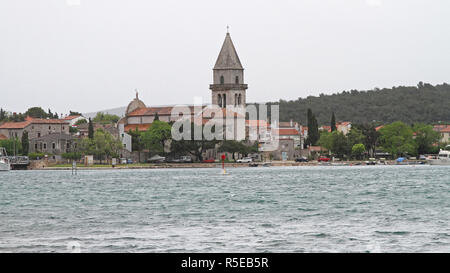 OSOR, Croazia - 15 Maggio: Piccola città Osor il 15 maggio 2010. Il campanile della chiesa e la fascia costiera di Osor all isola di Cres, Croazia. Foto Stock