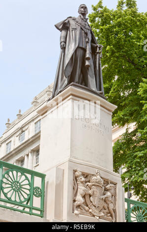 Statua di re Giorgio VI di Gran Bretagna, in Mall, Westminster, London, Regno Unito. George Vl occupato il trono britannico dal 1936 fino alla sua morte nel 1952. Foto Stock