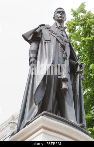 Statua di re Giorgio VI di Gran Bretagna, in Mall, Westminster, London, Regno Unito. George Vl occupato il trono britannico dal 1936 fino alla sua morte nel 1952. Foto Stock