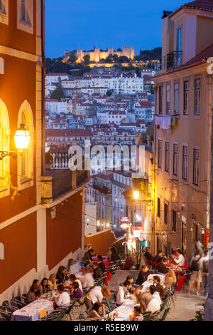 Ristoranti in Calcada do Duque, quartiere Bairro Alto, guardando verso il castello Castelo Sao Jorge, Lisbona, Portogallo Foto Stock