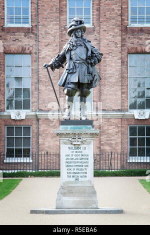 La statua di Guglielmo lll (Guglielmo d Orange) nei giardini di Kensington Palace di Londra. Re d'Inghilterra (con la moglie Maria)1689-1702 Foto Stock